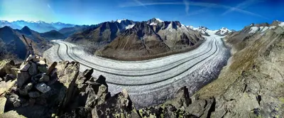 Ein allgemeiner Bergblick oder ein Berglick von des Hotels aus