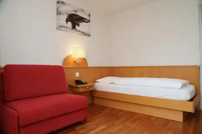 Ein Bett oder Betten in einem Zimmer der Unterkunft Hotel Crystal Interlaken