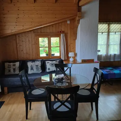 Ein Sitzbereich in der Unterkunft Chalet Diana Lakefront