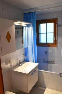 Ein Badezimmer in der Unterkunft Haus Brunnen (Anton Karlen)