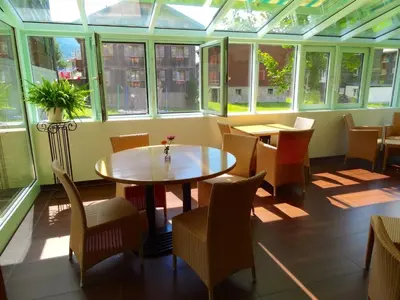 Ein Restaurant oder anderes Speiselokal in der Unterkunft Hotel Ahorni