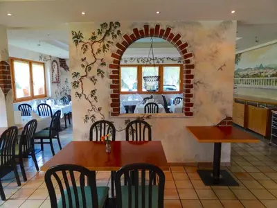 Ein Restaurant oder anderes Speiselokal in der Unterkunft Hotel Ahorni