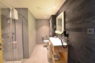 Ein Badezimmer in der Unterkunft Alpenhotel Fleurs de Zermatt