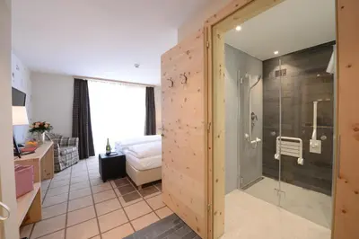 Ein Badezimmer in der Unterkunft Alpenhotel Fleurs de Zermatt