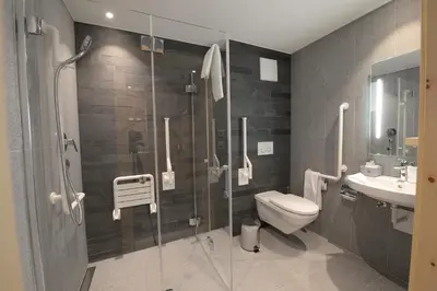 Ein Badezimmer in der Unterkunft Alpenhotel Fleurs de Zermatt