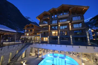 Der Swimmingpool an oder in der Nähe von Alpenhotel Fleurs de Zermatt