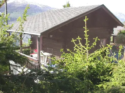 Ein allgemeiner Bergblick oder ein Berglick von des Chalets aus
