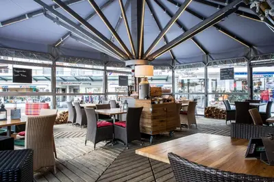 Ein Restaurant oder anderes Speiselokal in der Unterkunft Hotel Burgener