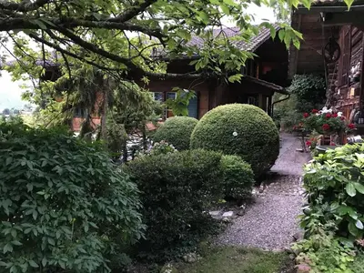 Ein Garten an der Unterkunft Chalet Rosemarie