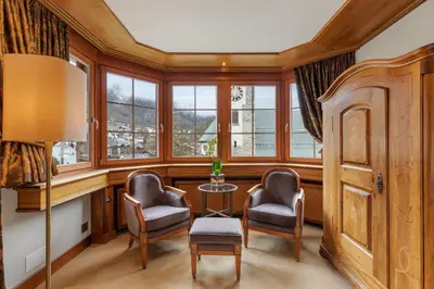 Ein Sitzbereich in der Unterkunft Grand Hotel Zermatterhof