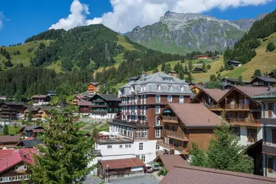 Ein allgemeiner Bergblick oder ein Berglick von des Gasthauses aus