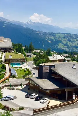 Ein allgemeiner Bergblick oder ein Berglick von des Hotels aus