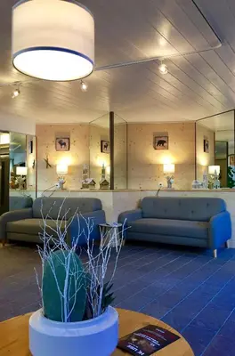 Ein Sitzbereich in der Unterkunft Eden Resort Anzère