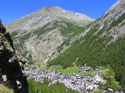 Ein allgemeiner Bergblick oder ein Berglick von des Hotels aus