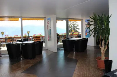 Ein Restaurant oder anderes Speiselokal in der Unterkunft Hotel Zodiaque