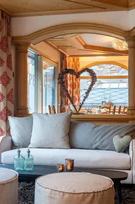 Ein Sitzbereich in der Unterkunft Chesa Valese by Sisters Zermatt