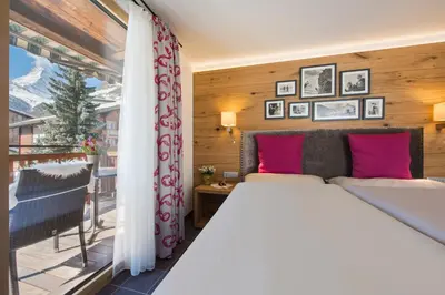 Ein Bett oder Betten in einem Zimmer der Unterkunft Chesa Valese by Sisters Zermatt