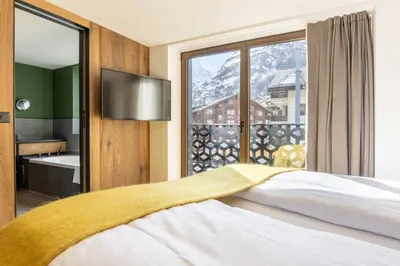 Ein Bett oder Betten in einem Zimmer der Unterkunft Hotel ZERMAMA Zermatt