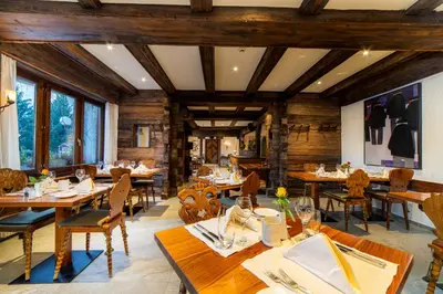 Ein Restaurant oder anderes Speiselokal in der Unterkunft Hotel Allalin Saas-Fee