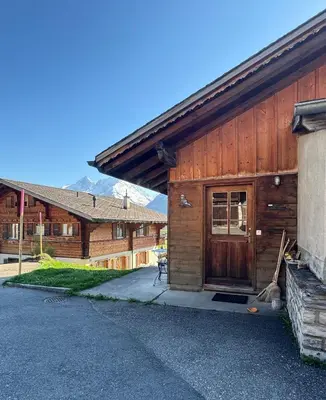 Das Gebäude in dem sich das Privatzimmer befindet
