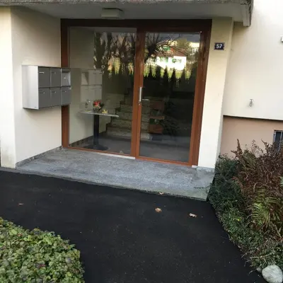 Das Gebäude in dem sich das Privatzimmer befindet