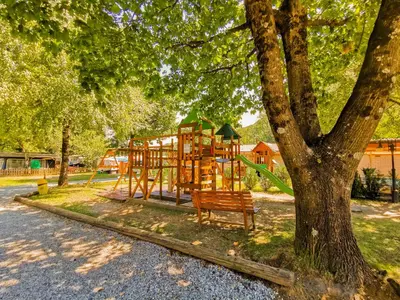Ein Kinderspielbereich in der Unterkunft Camping Melezza
