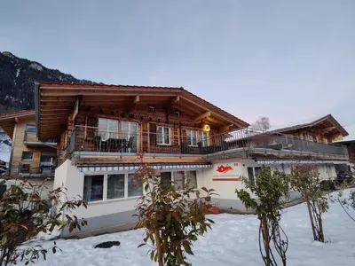 Ein allgemeiner Bergblick oder ein Berglick von des Aparthotels aus