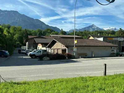 Ein allgemeiner Bergblick oder ein Berglick von des Aparthotels aus