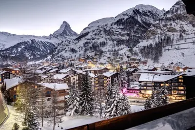 Ein allgemeiner Bergblick oder ein Berglick von des Hotels aus