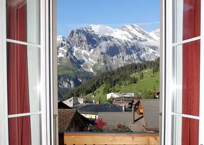 Ein allgemeiner Bergblick oder ein Berglick von des Hotels aus