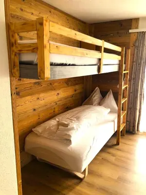 Ein Bett oder Betten in einem Zimmer der Unterkunft Hotel Christiania Saas-Fee