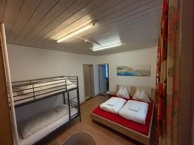Ein Bett oder Betten in einem Zimmer der Unterkunft Interlaken Linda Inn Lodge
