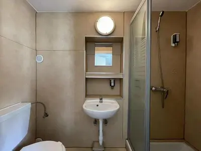 Ein Badezimmer in der Unterkunft Interlaken Linda Inn Lodge
