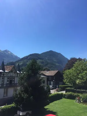 Ein allgemeiner Bergblick oder ein Berglick von des Gasthauses aus