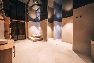 Ein Bett oder Betten in einem Zimmer der Unterkunft Swiss Alpine Hotel Allalin