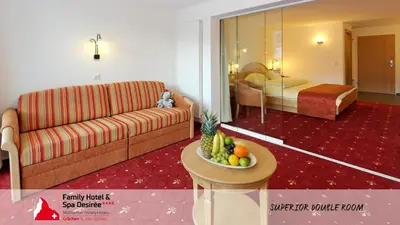 Ein Sitzbereich in der Unterkunft Family Hotel Desirée