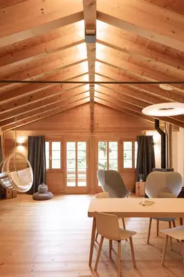 Ein Sitzbereich in der Unterkunft Lenk Lodge - Boutique & Design Hotel und Apartements