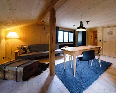 Ein Sitzbereich in der Unterkunft Lenk Lodge - Boutique & Design Hotel und Apartements