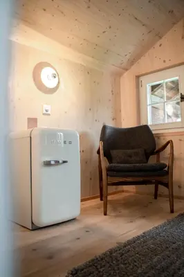 Ein Sitzbereich in der Unterkunft Lenk Lodge - Boutique & Design Hotel und Apartements