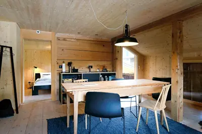 Ein Sitzbereich in der Unterkunft Lenk Lodge - Boutique & Design Hotel und Apartements