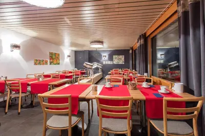 Ein Restaurant oder anderes Speiselokal in der Unterkunft Hotel du Lac
