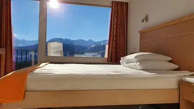 Ein Bett oder Betten in einem Zimmer der Unterkunft Hôtel Splendide