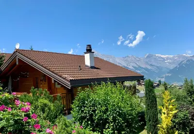 Ein allgemeiner Bergblick oder ein Berglick von des Chalets aus