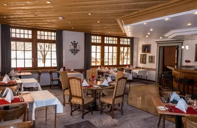 Ein Restaurant oder anderes Speiselokal in der Unterkunft Thermalhotel De France