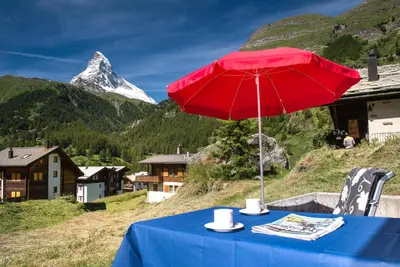 Ein allgemeiner Bergblick oder ein Berglick von des Chalets aus