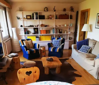 Ein Sitzbereich in der Unterkunft Apartment in Crans Montana Town Centre Mountain View
