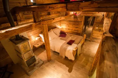 Ein Bett oder Betten in einem Zimmer der Unterkunft Les Mazots de la Source & Spa