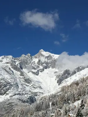 Ein allgemeiner Bergblick oder ein Berglick von des Hotels aus