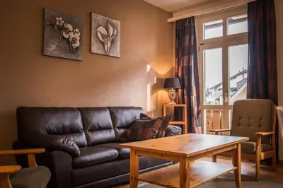Ein Sitzbereich in der Unterkunft Chalet Cecile