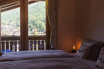 Ein Bett oder Betten in einem Zimmer der Unterkunft Dachwohnung Balma-great overview of Zermatt
